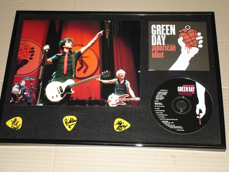 GREEN  DAY Billie Mike Tre Guitar Picks HAND SIGNED CD Frame